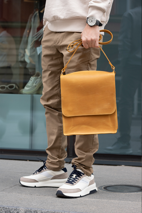 Шкіряна чоловіча сумка через плече коричневого кольору Практик