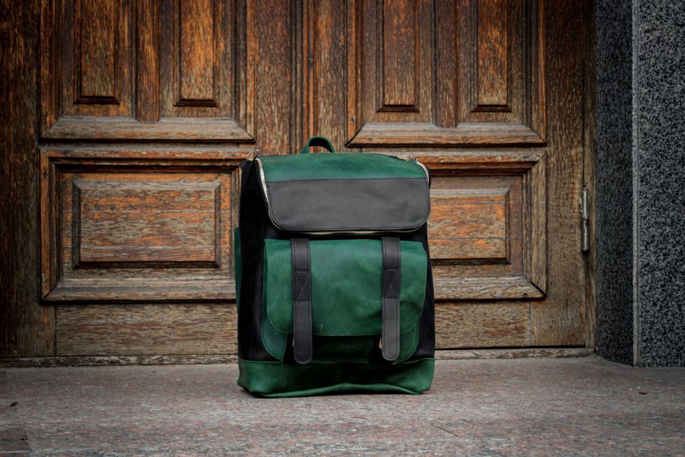 Мужской кожаный рюкзак зеленого и черного цвета