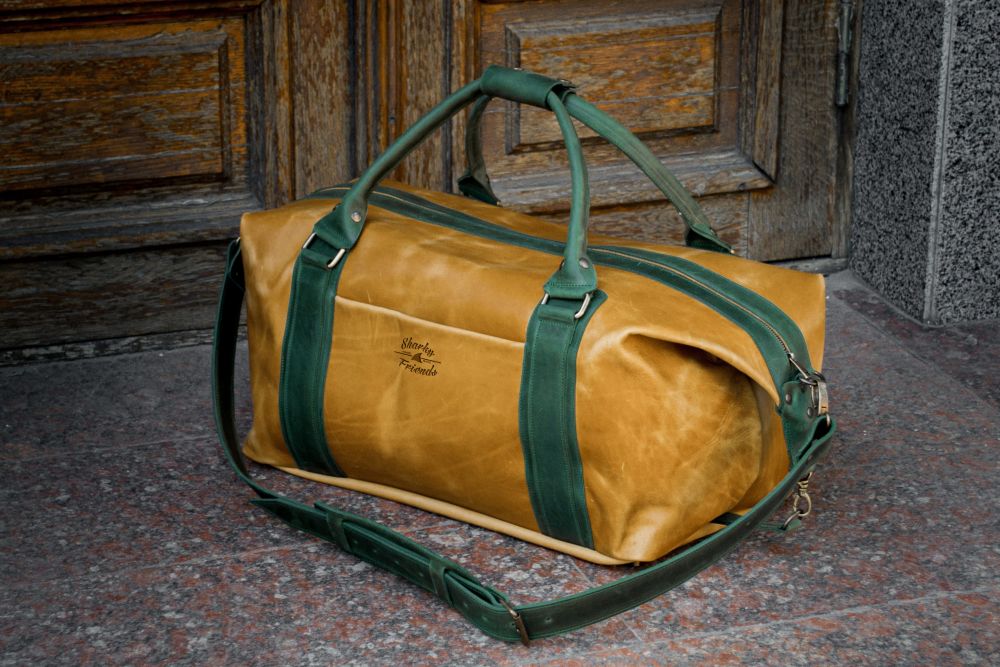 Кожаная мужская спортивная сумка карамельного и зеленого цвета