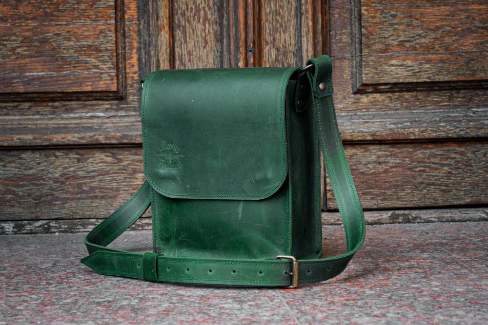 Кожаная мужская сумка - мессенджер зеленого цвета